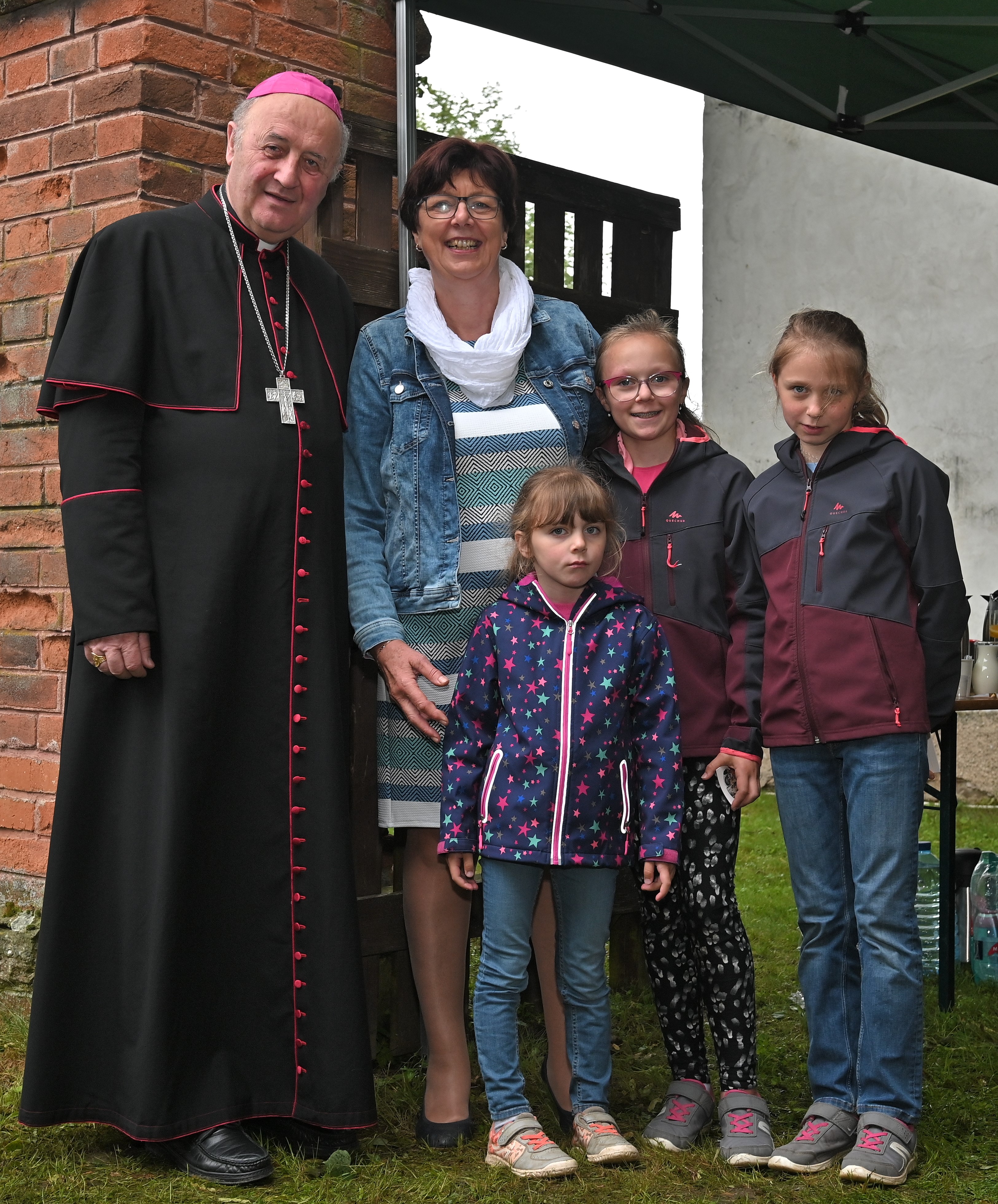 pan arcibiskup s dětmi